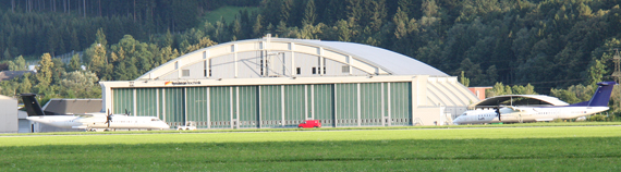 Die beiden bisher eingetroffenen gebrauchten Q400 vor der Tyrolean Technik.