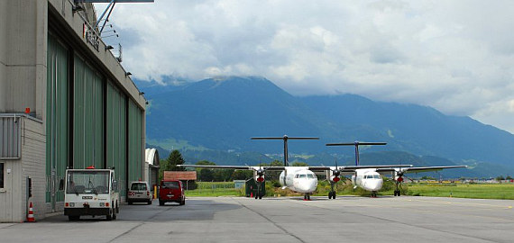 Vor der Tyrolean Technik in Innsbruck abgestellte Q400 die früher für Augsburg Airways flogen und nun von der AUA im Wetlease für SWISS betrieben werden - Foto: Christian Schöpf für Austrian Wings