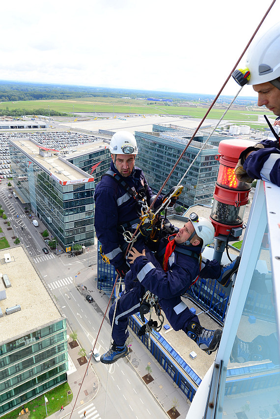 Höhenretter der Wiener Berufsfeuerwehr bei einer Abseilübung - Foto: Austrian Wings Media Crew