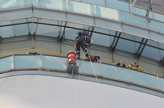 Berufsfeuerwehr Wien Tower Flughafen Wien Höhenrettung Übung Foto PA Austrian Wings Media Crew_16