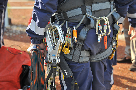 Mehrere Kilogramm Equipment schleppt jeder der Höhenretter mit sich herum - eine gute physische Kondition ist für die Helfer daher unabdingbar. Mehrere Kilogramm Equipment schleppt jeder der Höhenretter mit sich herum - eine gute physische Kondition ist für die Helfer daher unabdingbar.