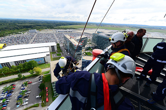 Berufsfeuerwehr Wien Tower Flughafen Wien Höhenrettung Übung Foto PA Austrian Wings Media Crew_8