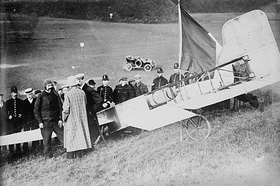 1909, Louis Bleriot hat es geschafft, der Kanal ist überflogen