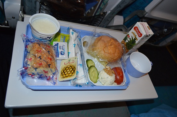 Dem Frühstück im Bild war ein wunderbares Abendessen vorangegangen. Die kulinarische Seite der Economy auf Iran Air übertrifft die europäischer Carrier um Welten!