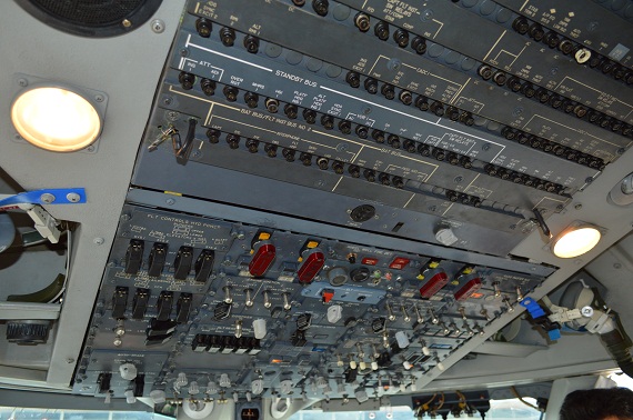 ... den Arbeitsplatz der Piloten und des Flugingenieurs ... ... den Arbeitsplatz der Piloten und des Flugingenieurs ...