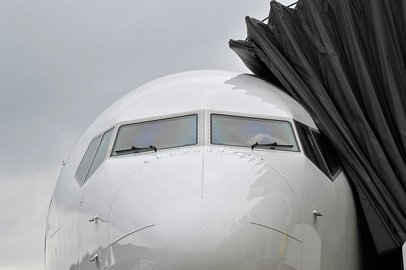 El Al Israel Airlines Boeing 737-900ER 4X-EHE Closeup Cockpit von außen Foto PA Austrian Wings Media Crew