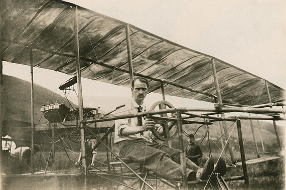 Der andere grosse amerikanische Luftfahrtpionier, Glenn Curtiss in einer, seiner frühen Konstruktionen