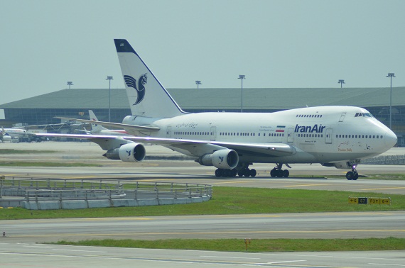 Die Boeing B747SP-86 rollt in Kuala Lumpur.