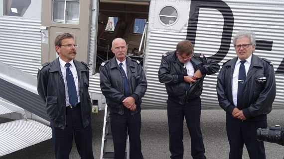 Die Crew vor ihrer Maschine. Die Tante Ju wird von speziell ausgebildetem Lufthansa-Personal ausschließlich in dessen Freizeit geflogen und ist (noch) das einzige in Flugzeug zugelassene Flugzeug mit Dreimann-Cockpit, denn zum Betrieb der alten Dame wird