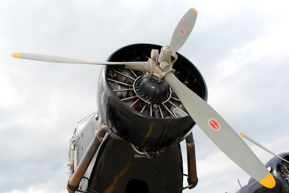 Einer der drei Sternmotoren der Maschine; anders als originale Ju 52 verfügt die Lufthansa Maschine jedoch über P & W Triebwerke (anstatt BMW-Motoren) und (aus Lärmschutzgründen) Dreiblattpropeller.