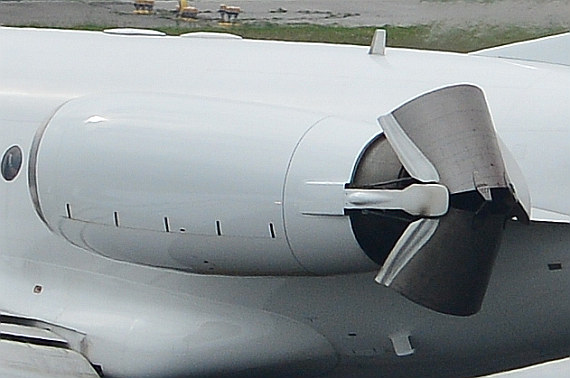 Geöffnete Schubumkehr am linken Triebwerk einer Fokker, Symbolbild - Foto: Austrian Wings Media Crew