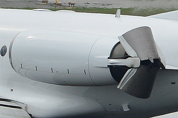 Geöffnete Schubumkehr am linken Triebwerk einer Fokker, Symbolbild - Foto: Austrian Wings Media Crew Geöffnete Schubumkehr am linken Triebwerk einer Fokker, Symbolbild - Foto: Austrian Wings Media Crew