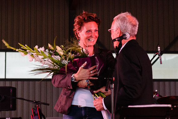 In seiner Ansprache dankte Oberhofer allen Mitarbeitern und speziell Isabella Herl, die er mit einem Blumenstrauß überraschte.