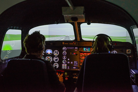 SFA Sky Flight Academy Herl und Stergar im Simulator Foto Markus Dobrozemsky