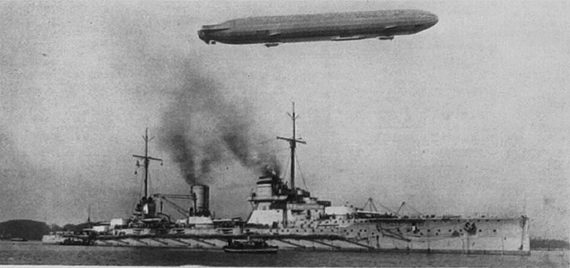 Der deutsche Schlachtkreuzer SMS Seydlitz mit einem Zeppelin - so sollte das Zusammenspiel der Kräfte aussehen