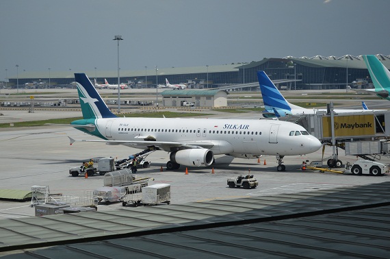 Ein Sammelsurium aus Schmankerln, ein Silk Air A320, dahinter Garuda mit einer B737 und die saudische Nas Air mit einem A330.