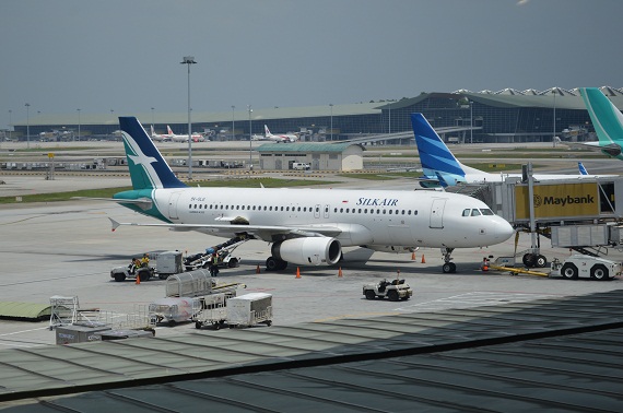 Ein Sammelsurium aus Schmankerln, ein Silk Air A320, dahinter Garuda mit einer B737 und die saudische Nas Air mit einem A330. Ein Sammelsurium aus Schmankerln, ein Silk Air A320, dahinter Garuda mit einer B737 und die saudische Nas Air mit einem A330.