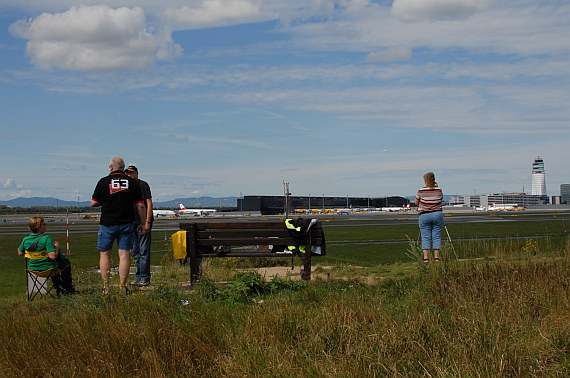 Spotter alter Spotterhügel bei Fischamend mit Bank Foto PA Austrian Wings Media Crew