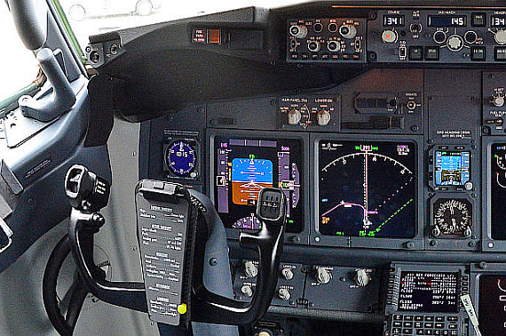 Steuerhorn Cockpit Boeing 737-900ER El Al 4X-EHE Closeup Foto PA Austrian Wings Media Crew