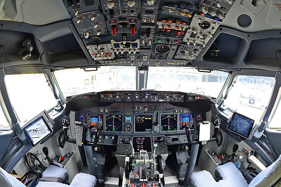 Steuerhorn Cockpit Boeing 737-900ER El Al 4X-EHE Foto PA Austrian Wings Media Crew