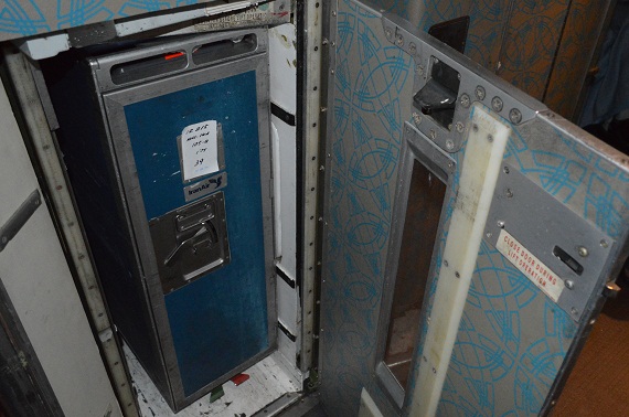 Der Trolley-Lift in die obere Kueche. Im Unterschied zur IL-96 kann man hier nicht mitfahren. Der Trolley-Lift in die obere Kueche. Im Unterschied zur IL-96 kann man hier nicht mitfahren.