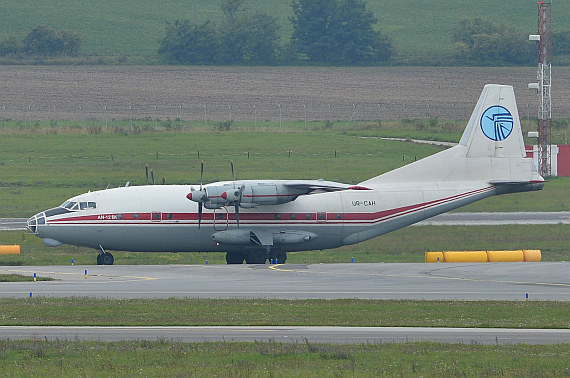 Ukraine Air Alliance Antonov AN-12 UR-CAH_2 Foto PA Austrian Wings Media Crew