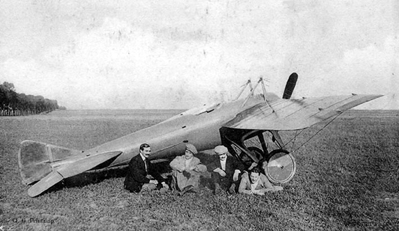 Eine Deperdussin, eines der fortschrittlichsten und schnellsten Flugzeuge 1914 Eine Deperdussin, eines der fortschrittlichsten und schnellsten Flugzeuge 1914