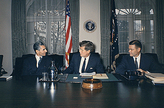 Gute Freunde unter sich, der Shah (alias König der Könige), Kennedy und Mc Namara - Foto: Wikipedia Commons