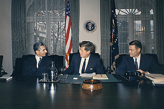 Gute Freunde unter sich, der Shah (alias König der Könige), Kennedy und Mc Namara - Foto: Wikipedia Commons Gute Freunde unter sich, der Shah (alias König der Könige), Kennedy und Mc Namara - Foto: Wikipedia Commons
