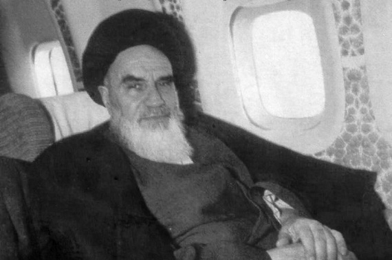 Imam Khomeini am Weg in den Iran, an Bord einer B747 der Air France. Peter Scholl- Latur war an diesem Tag ebenfalls in der Maschine, seine Erzählungen zu diesem denkwürdigen Tag gehen unter die Haut! - Foto: Wikipedia Commons