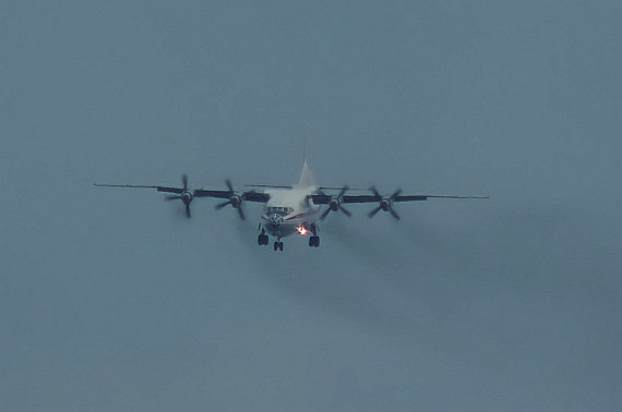 Die Maschine im Anflug auf Piste 16 - noch bevor der Rumpf sichtbar wurde, waren die schwarzen Rauchfahnen zu erkennen - Foto: Matthias Laposa