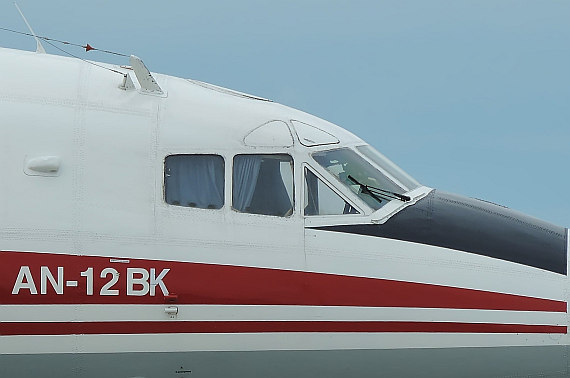 Nahaufnahme des Cockpits; man beachte die gegen Blenden ausgetauschte Eyebrow-Windows - Foto: Matthias Laposa