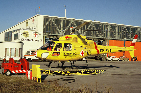 Zu Beginn war der Stützpunkt von Christophorus 3 in einem alten Hangar aus dem Zweiten Weltkrieg untergebracht; bei der hier abgebildeten Ecureuil mit der Kennung OE-XFA handelt es sich übrigens um den ersten Notarzthubschrauber Österreichs, der zuvor