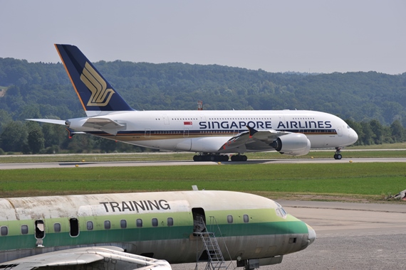 Zwei Meilensteine der Verkehrsluftfahrt: Die DC-8 hatte ihren Erstflug 1958, der A380 im Jahr 2005, also  47 Jahre später.