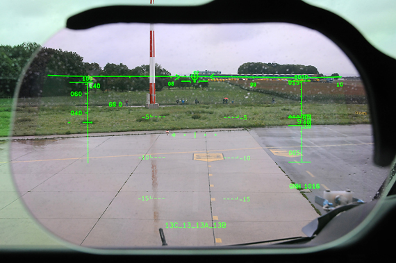 Blick durch das - beim Airbus A350 serienmäßige - HUD (Head-up-Display).