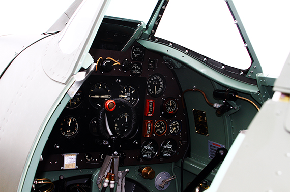 Das perfekt restaurierte Cockpit der P9374 (Foto: PW)