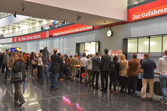 Stein des Anstoßes: eine Meldung am signalroten Nachrichtenticker in der Flughafen-Ankunftshalle. - Symbolfoto: Austrian Wings Media Crew Stein des Anstoßes: eine Meldung am signalroten Nachrichtenticker in der Flughafen-Ankunftshalle. - Symbolfoto: Austrian Wings Media Crew