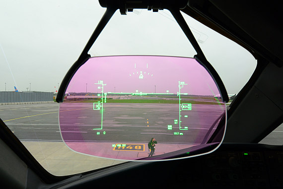 Für beide Piloten steht ein Head Up Display, kurz HUD zur Verfügung; ein solches gab es übrigens schon Anfang der 1980er Jahre auf den MD-80 der Austrian Airlines, allerdings konnte sich dieses System bislang in der Zivilluftfahrt noch nicht großfläc