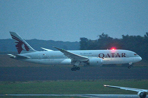 Qatar Airways Boeing 787 Dreamliner A7-BCE Landung in Wien_1 Foto PA Austrian Wings Media Crew