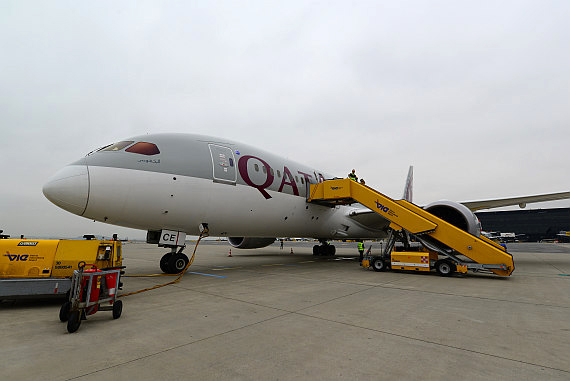 Qatar Airways Boeing 787 Dreamliner A7-BCE auf dem Vorfeld mit Treppe Foto PA Austrian Wings Media Crew