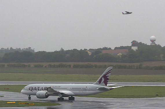 Der Dreamliner auf dem Weg zur Piste 29, man beachte die startende Cessna rechts oben im Bild - Foto: Tobias Bosina