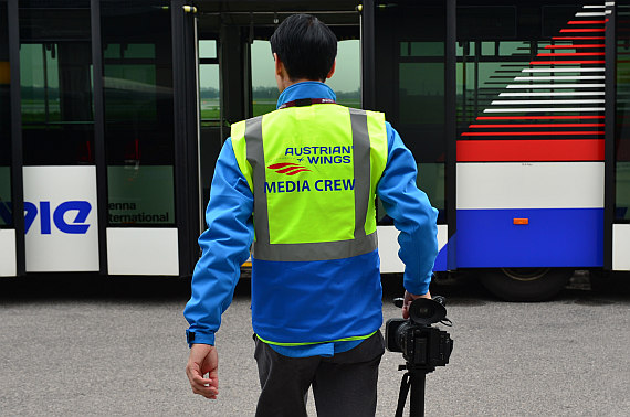 Nach einer kurzen Einführung ging es mit dem Bus hinaus zum Dreamliner. Nach einer kurzen Einführung ging es mit dem Bus hinaus zum Dreamliner.