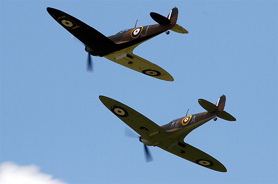 Die P9374 mit einer weiteren Spitfire I am Himmel über Duxford (Foto: PW)