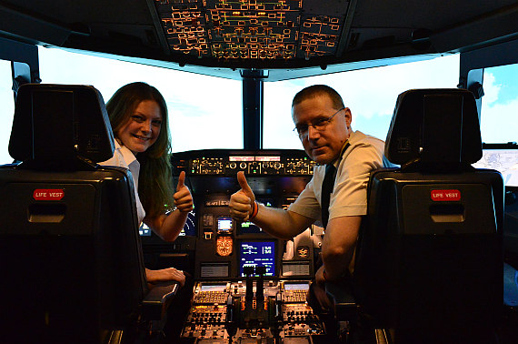 Pilotin und Viennaflight-Instruktorin Christine Braunhuber mit Gerhard Lück im A320-Simulator. Pilotin und Viennaflight-Instruktorin Christine Braunhuber mit Gerhard Lück im A320-Simulator.