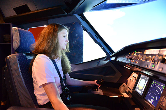 Für "Boeing"-Pilotin Christine ist die Technik des Airbus eine neue Herausforderung.
