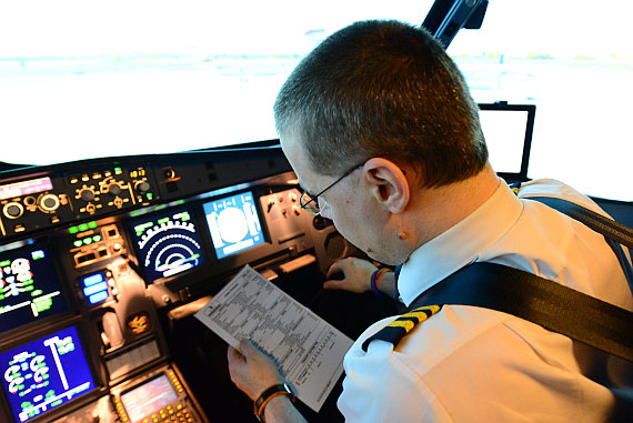 Wie im "richtigen" Fliegerleben gehören auch hier Checklisten zum Alltag. Wie im "richtigen" Fliegerleben gehören auch hier Checklisten zum Alltag.