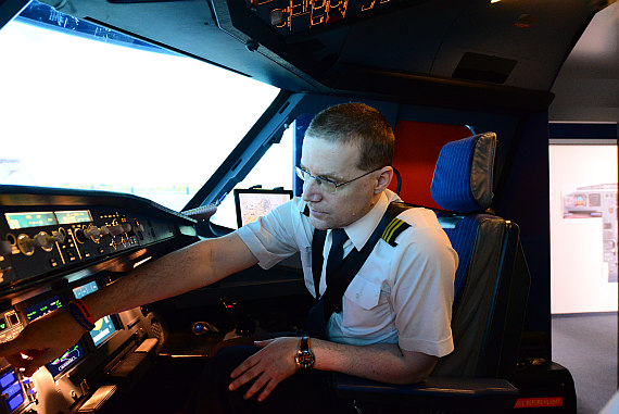 Viennaflight A320 Gerhard Lück im Cockpit Foto PA Austrian Wings Media Crew