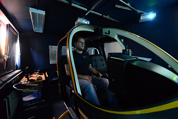 Stefan Misof im Bell 206 Simulator. Im "richtigen" Fliegerleben fliegt er bei Euroflight in Bad Vöslau. Stefan Misof im Bell 206 Simulator. Im "richtigen" Fliegerleben fliegt er bei Euroflight in Bad Vöslau.