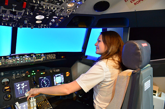 Christine Braunhuber im 737-Sim. Christine Braunhuber im 737-Sim.