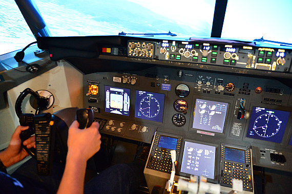 Blick auf die Kapitänsseite im 737-800 Simulators, der vormals von "Fly737" betrieben wurde; nachdem die Betreiber in Pension gingen, schlug Lück zu.
